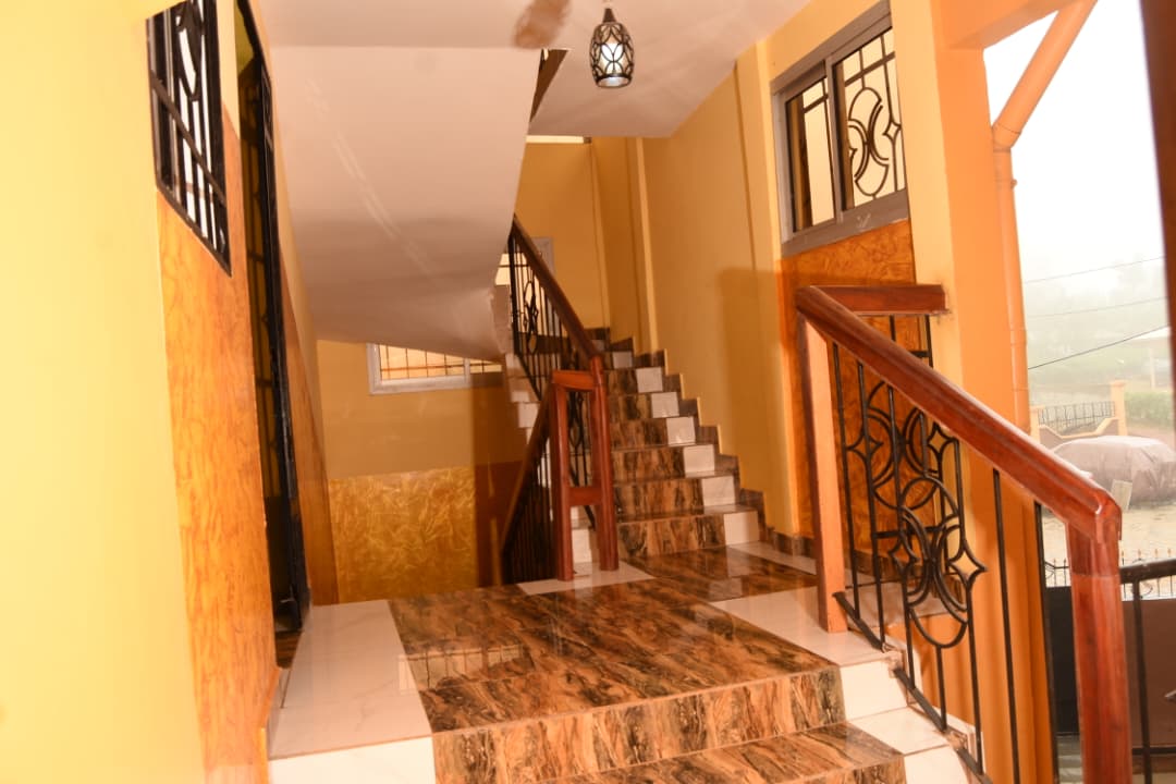 Cage d'escalier en marbre de l'Hôtel La Fraîcheur