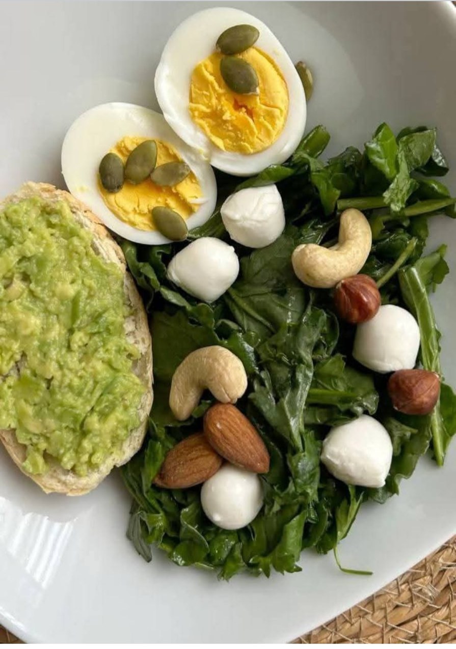 Salade verte aux œufs, mozzarella, fruits secs et tartine à l'avocat