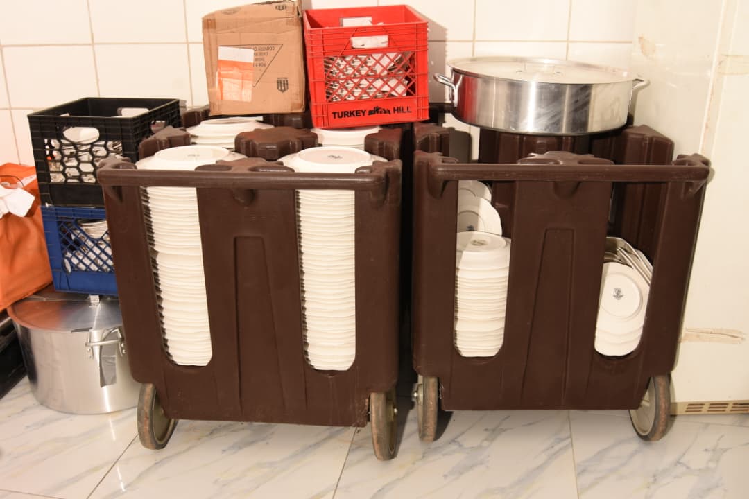 Espace de service et vaisselle du restaurant de l'Hôtel La Fraîcheur